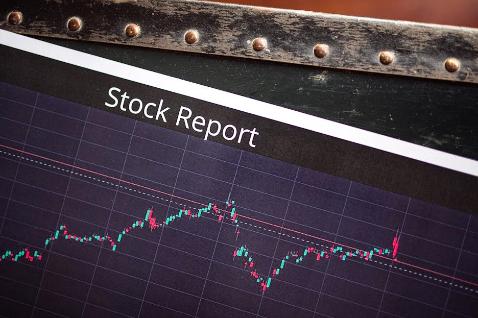 Futurystyczne biurko tradera z holograficznymi wykresami giełdowymi