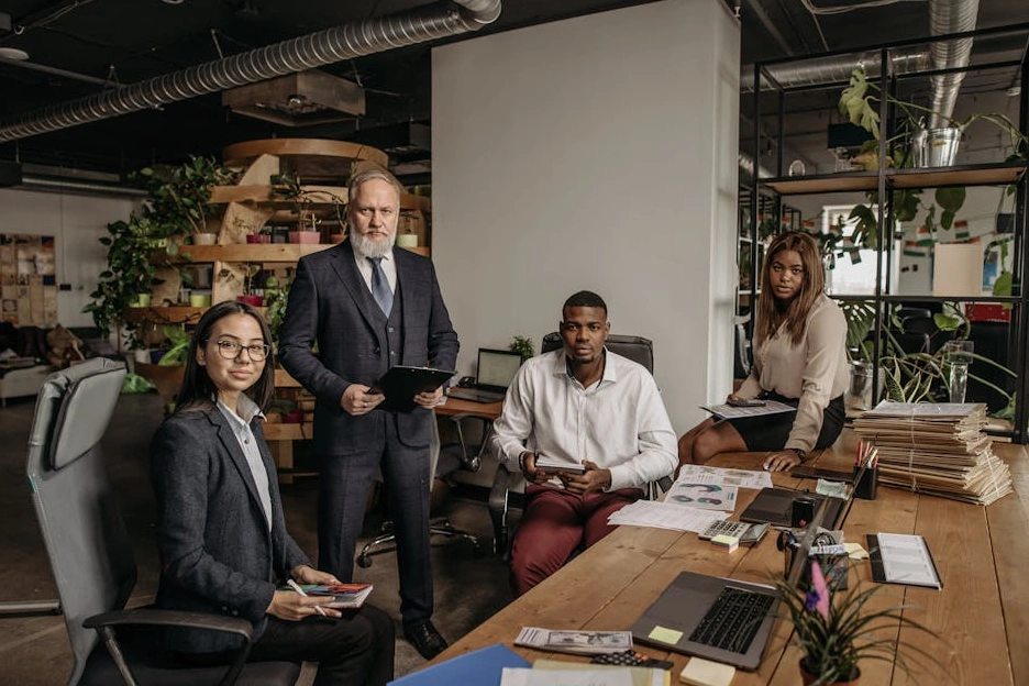 Zespół analityków finansowych pracujący w nowoczesnym biurze